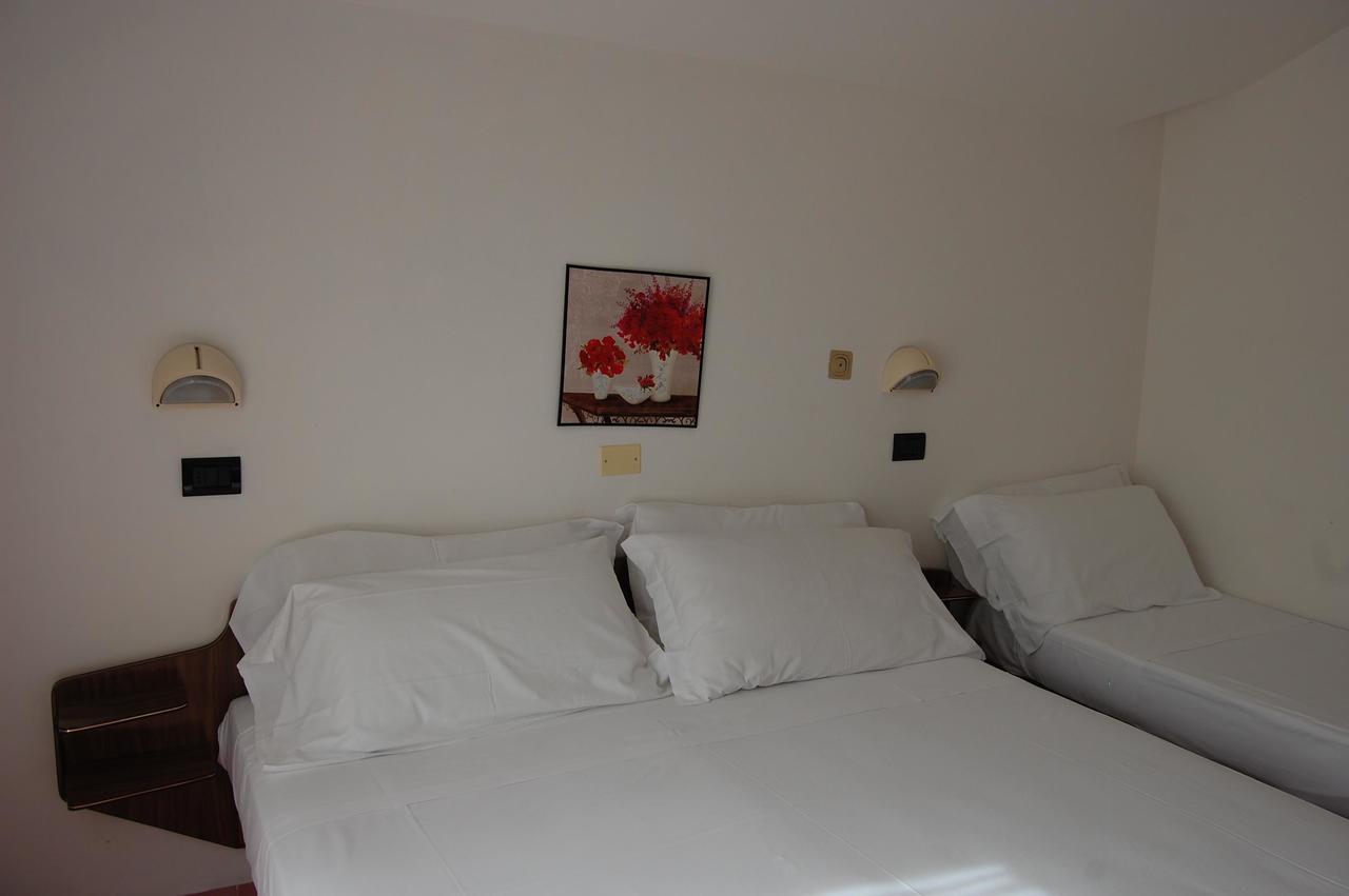 Hotel Flores 里乔内 外观 照片