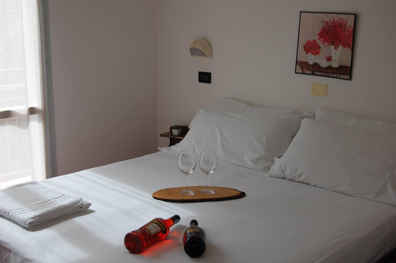 Hotel Flores 里乔内 外观 照片